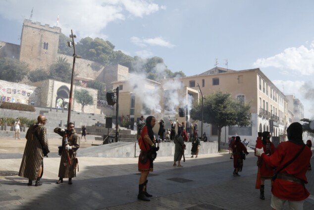 El atronador estallido de los arcabuces toma el centro de Dénia antes del esperado Milagro de la Niebla 13 batalla de arcabuceria y misa de los moros y cristianos 2026 de denia 10
