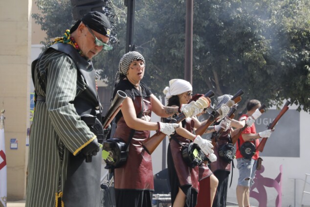 El atronador estallido de los arcabuces toma el centro de Dénia antes del esperado Milagro de la Niebla 15 batalla de arcabuceria y misa de los moros y cristianos 2026 de denia 12