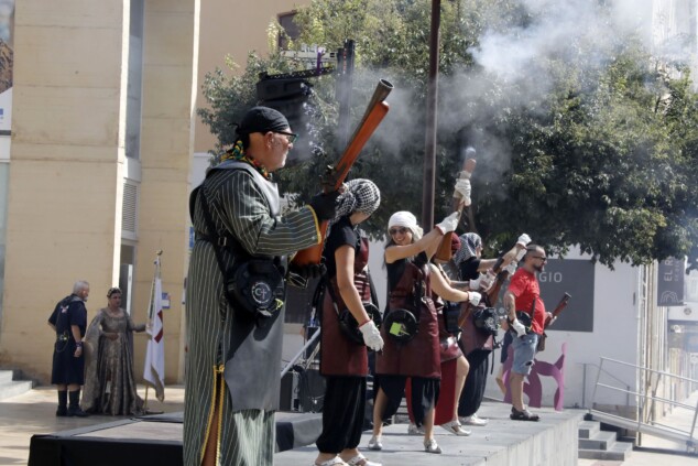 El atronador estallido de los arcabuces toma el centro de Dénia antes del esperado Milagro de la Niebla 17 batalla de arcabuceria y misa de los moros y cristianos 2026 de denia 14