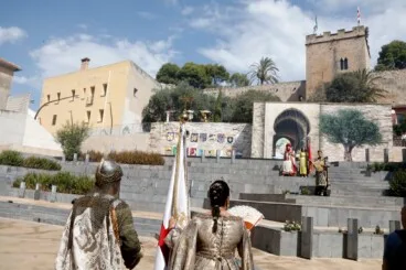 La plaça del Consell de Dénia, con el castillo al fondo, se convierte en escenario de la recreación histórica con festeros vestidos de época