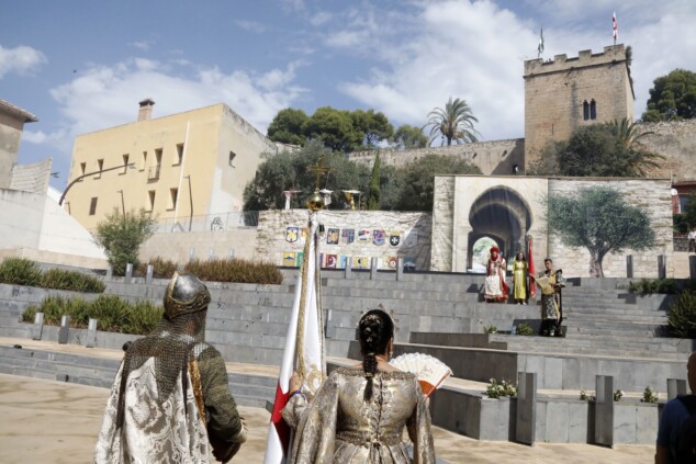 El atronador estallido de los arcabuces toma el centro de Dénia antes del esperado Milagro de la Niebla 3 Imagen: La plaça del Consell de Dénia, con el castillo al fondo, se convierte en escenario de la recreación histórica con festeros vestidos de época