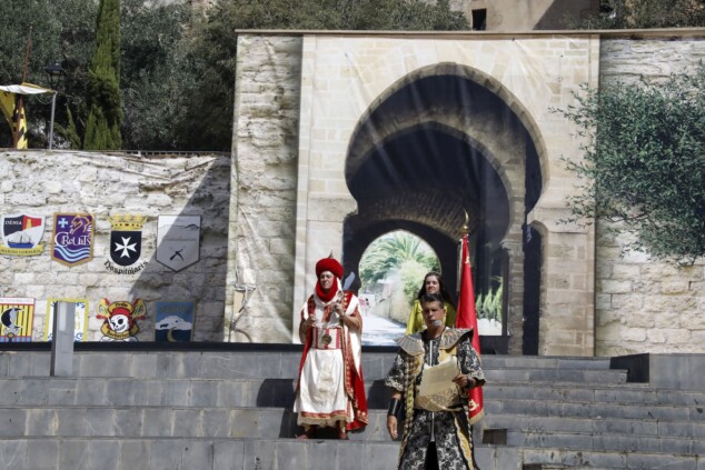 El atronador estallido de los arcabuces toma el centro de Dénia antes del esperado Milagro de la Niebla 20 batalla de arcabuceria y misa de los moros y cristianos 2026 de denia 17