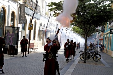 Un festero dispara su trabuco en pleno carrer La Mar de Dénia
