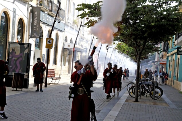 El atronador estallido de los arcabuces toma el centro de Dénia antes del esperado Milagro de la Niebla 1 Imagen: Un festero dispara su trabuco en pleno carrer La Mar de Dénia