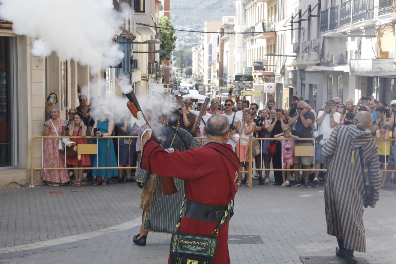 Batalla de arcabucería y misa de los Moros y Cristianos 2026 de Dénia 5
