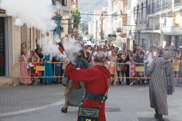 El atronador estallido de los arcabuces toma el centro de Dénia antes del esperado Milagro de la Niebla 8 batalla de arcabuceria y misa de los moros y cristianos 2026 de denia 5