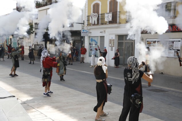 El atronador estallido de los arcabuces toma el centro de Dénia antes del esperado Milagro de la Niebla 9 batalla de arcabuceria y misa de los moros y cristianos 2026 de denia 6