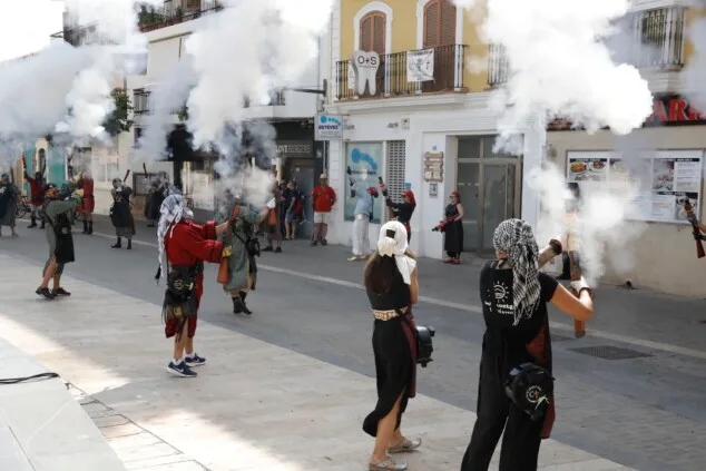 El atronador estallido de los arcabuces toma el centro de Dénia antes del esperado Milagro de la Niebla 9 batalla de arcabuceria y misa de los moros y cristianos 2026 de denia 6