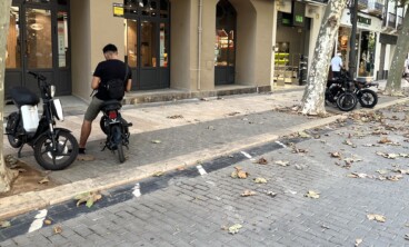 ¿Impunidad en verano? Las bicicletas brotan en la arteria peatonal de Dénia pese a la prohibición 2 bicicletas estacionadas en plena denia peatonal