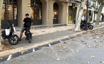 ¿Impunidad en verano? Las bicicletas de alquiler llegan a la arteria peatonal de Dénia pese a la prohibición 3 bicicletas estacionadas en plena denia peatonal