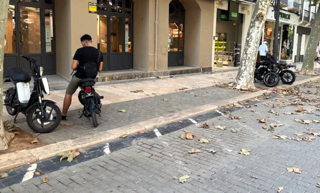 bicicletas estacionadas en plena denia peatonal