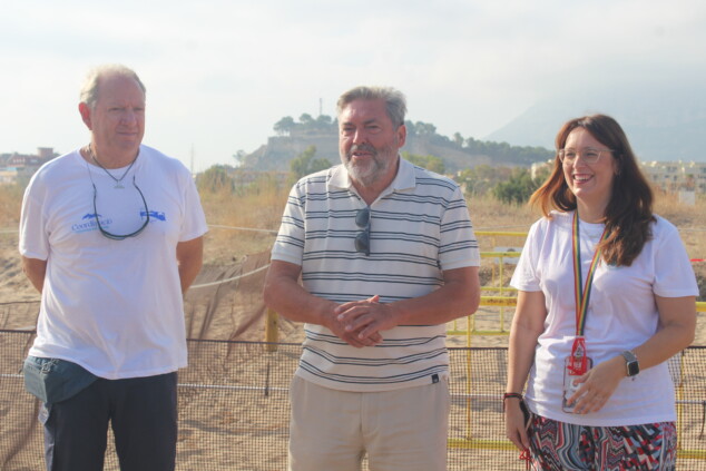 Campamento Tortuga: más de 200 voluntarios vigilarán los huevos de tortuga en Dénia 4 Imagen: Autoridades municipales en el Campamento Tortuga en Dénia