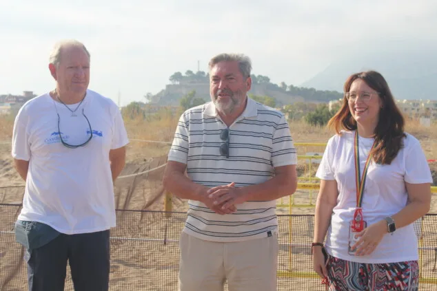 Imagen: Autoridades municipales en el Campamento Tortuga en Dénia