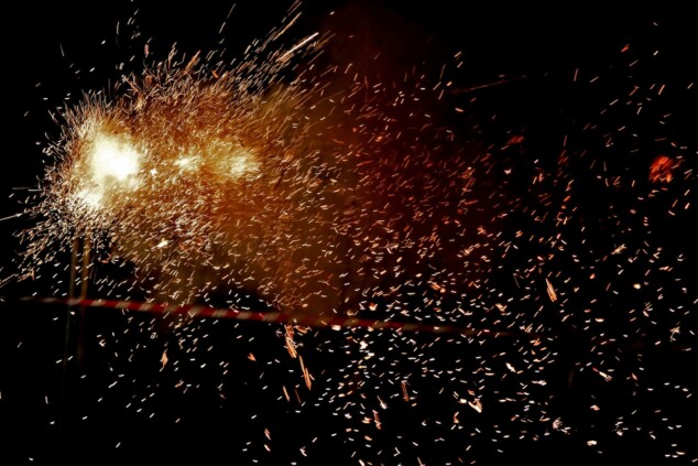 Los boatos de Cavallers de Me’n Fot y la filà Walies conquistan el centro de Dénia en su día grande 216 castillo de fuegos artificiales de los moros y cristianos de denia 2026 1
