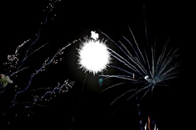 Los boatos de Cavallers de Me’n Fot y la filà Walies conquistan el centro de Dénia en su día grande 217 castillo de fuegos artificiales de los moros y cristianos de denia 2026 2