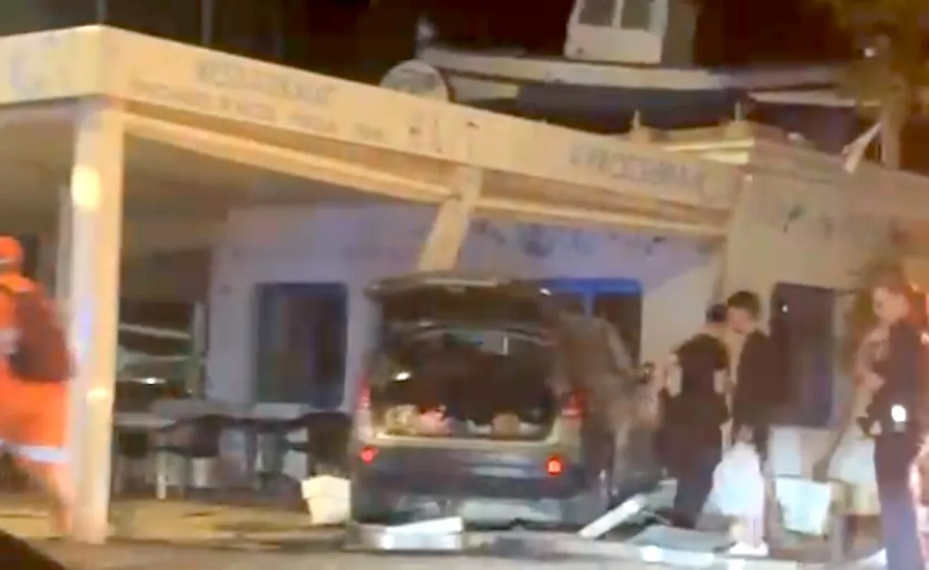 coche estampado en un restaurante de denia