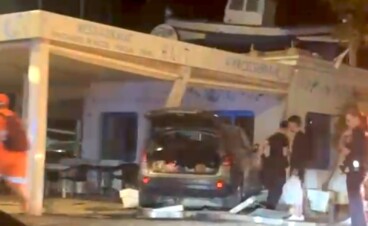 Sobresalto en el puerto de Dénia: un coche destroza la terraza de un conocido restaurante durante la madrugada 4 coche estampado en un restaurante de denia