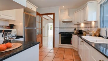 Cocina equipada con lavavajillas, lavadora, microondas y pequeños electrodomésticos