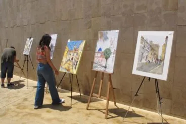 Dénia se transforma en un gran lienzo al aire libre con el II Concurso Juvenil de Pintura Rápida Marina Alta 3 Exposición de cuadros al aire libre en un concurso de pintura en Dénia.