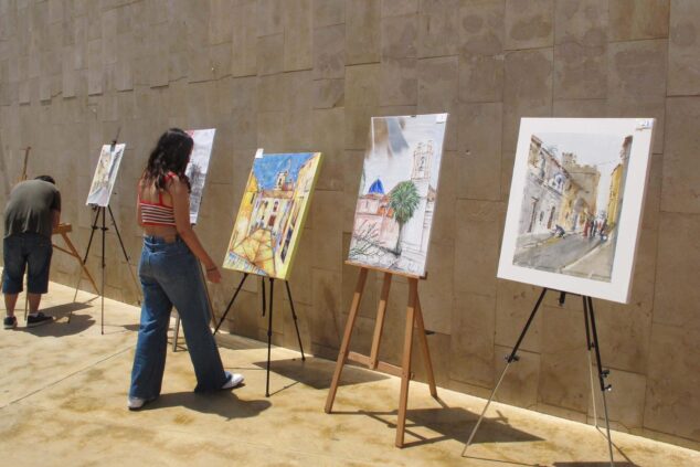 Exposición de cuadros al aire libre en un concurso de pintura en Dénia.