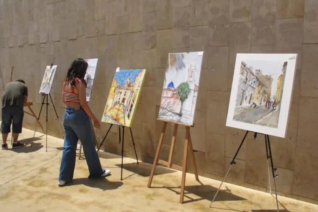 Exposición de cuadros al aire libre en un concurso de pintura en Dénia.