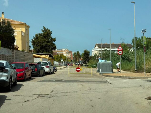 Una fuga de aguas residuales obliga a cerrar al tráfico el Camí del Llavador de Dénia 3 Imagen: Valla amarilla cerrando el paso de vehículos en el Camí del Llavador por obras de reparación.