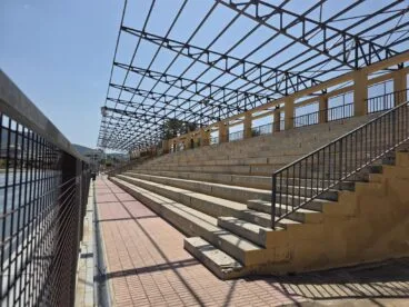 Graderío de la pista de atletismo de Dénia sin cubierta