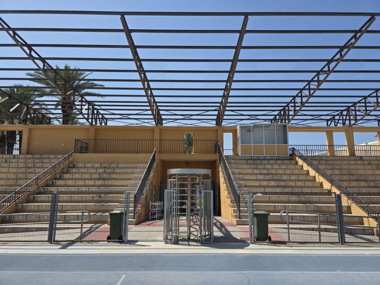 Graderío de la pista de atletismo de Dénia tras la retirada de la cubierta