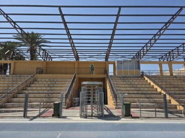 Graderío de la pista de atletismo de Dénia tras la retirada de la cubierta