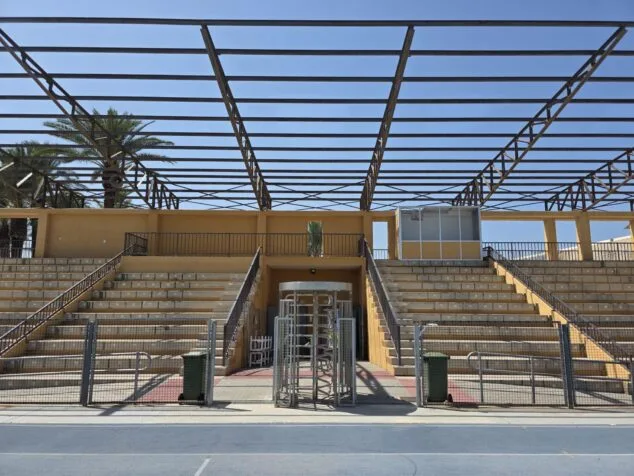 Las gradas de la pista de atletismo de Dénia reabren tras retirar la cubierta defectuosa 2 Imagen: Graderío de la pista de atletismo de Dénia sin cubierta y con el acceso mediante torno abierto.