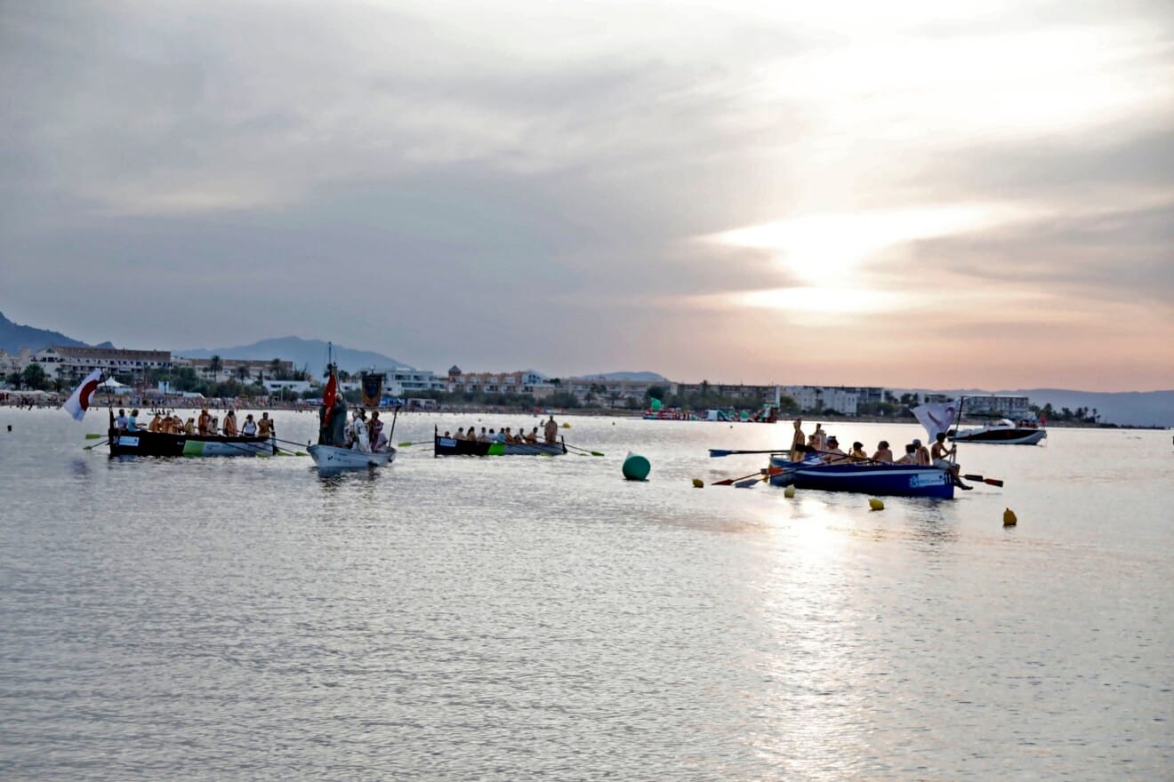 Las embarcaciones del bando moro se aproximan a la costa al atardecer para iniciar la toma