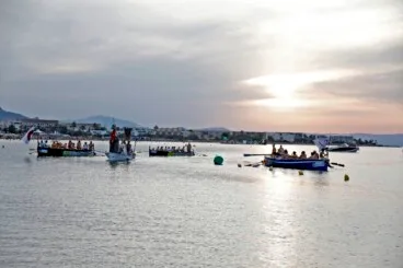 Las embarcaciones del bando moro se aproximan a la costa al atardecer para iniciar la toma