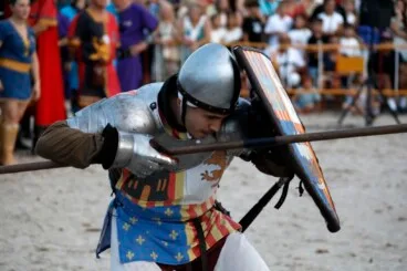 Un momento de la espectacular batalla de espadas y lanzas escenificada sobre la arena