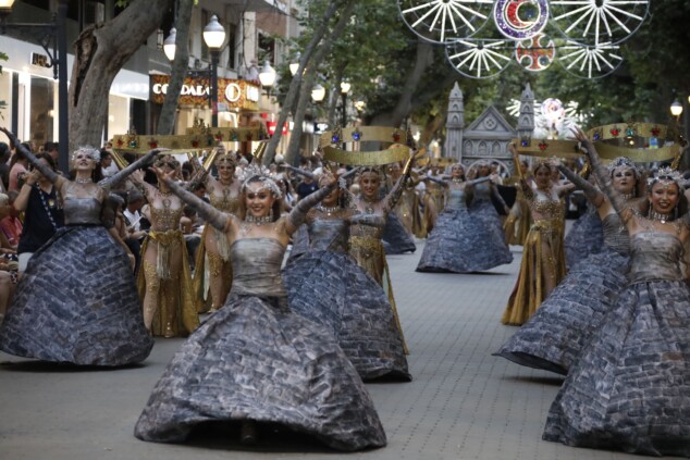 Los boatos de Cavallers de Me’n Fot y la filà Walies conquistan el centro de Dénia en su día grande 106 desfile de gala de los moros y cristianos 2026 de denia 103