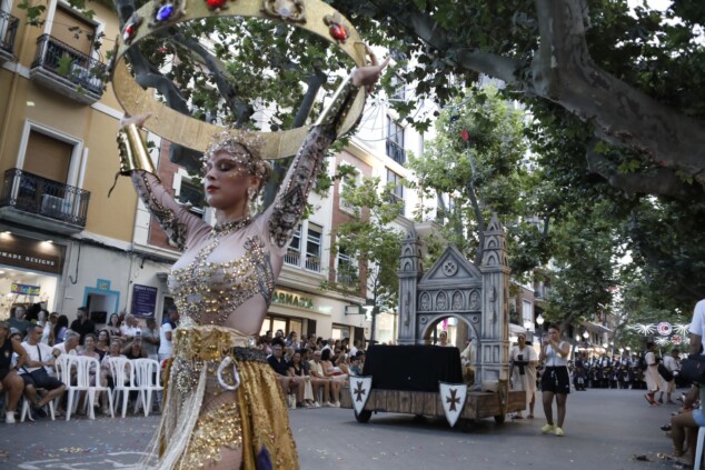 Los boatos de Cavallers de Me’n Fot y la filà Walies conquistan el centro de Dénia en su día grande 108 desfile de gala de los moros y cristianos 2026 de denia 105