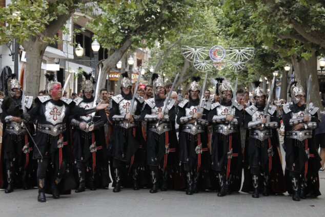 Los boatos de Cavallers de Me’n Fot y la filà Walies conquistan el centro de Dénia en su día grande 14 desfile de gala de los moros y cristianos 2026 de denia 11
