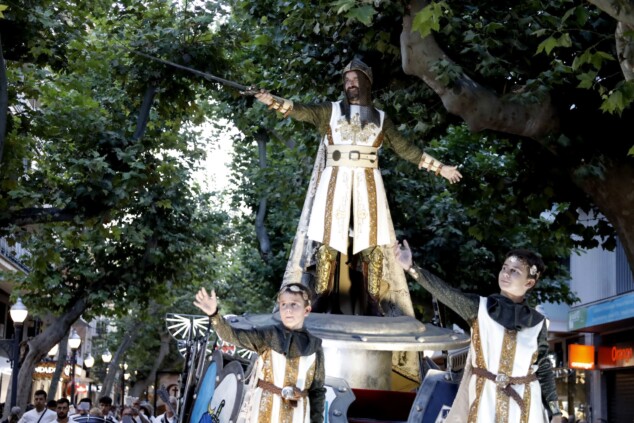 Los boatos de Cavallers de Me’n Fot y la filà Walies conquistan el centro de Dénia en su día grande 116 desfile de gala de los moros y cristianos 2026 de denia 113