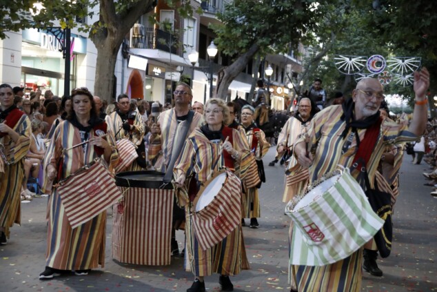 Los boatos de Cavallers de Me’n Fot y la filà Walies conquistan el centro de Dénia en su día grande 121 desfile de gala de los moros y cristianos 2026 de denia 118