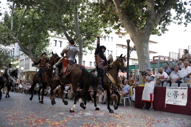 Los boatos de Cavallers de Me’n Fot y la filà Walies conquistan el centro de Dénia en su día grande 125 desfile de gala de los moros y cristianos 2026 de denia 122
