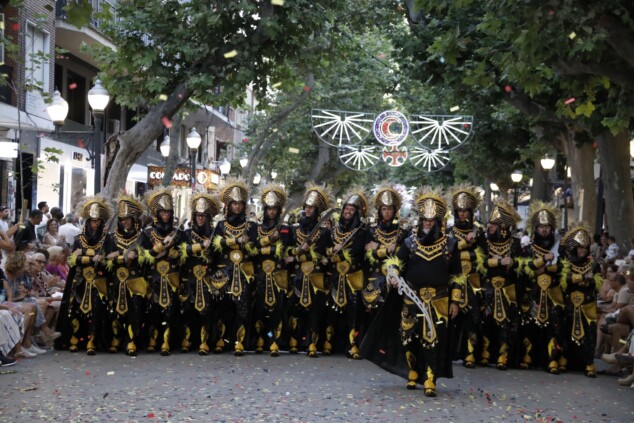 Los boatos de Cavallers de Me’n Fot y la filà Walies conquistan el centro de Dénia en su día grande 128 desfile de gala de los moros y cristianos 2026 de denia 125