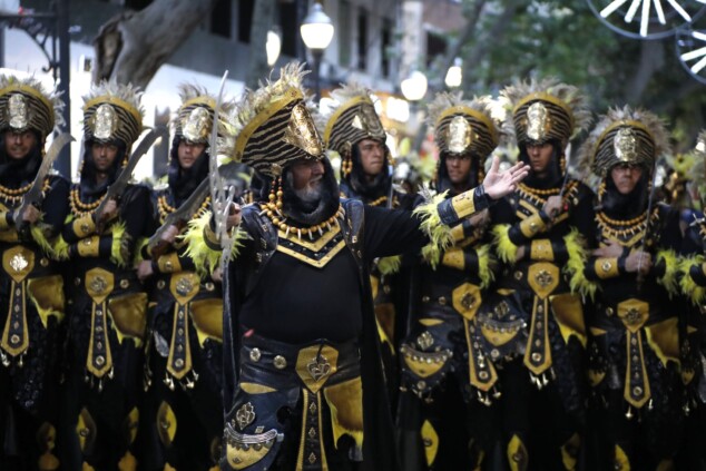 Los boatos de Cavallers de Me’n Fot y la filà Walies conquistan el centro de Dénia en su día grande 129 desfile de gala de los moros y cristianos 2026 de denia 126