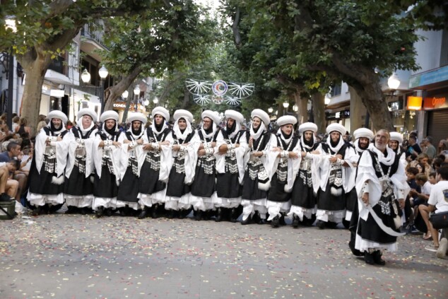 Los boatos de Cavallers de Me’n Fot y la filà Walies conquistan el centro de Dénia en su día grande 133 desfile de gala de los moros y cristianos 2026 de denia 130