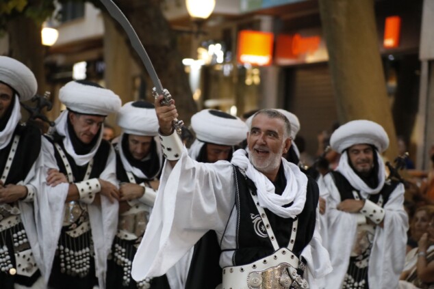 Los boatos de Cavallers de Me’n Fot y la filà Walies conquistan el centro de Dénia en su día grande 134 desfile de gala de los moros y cristianos 2026 de denia 131