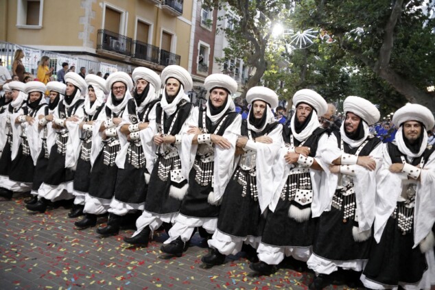 Los boatos de Cavallers de Me’n Fot y la filà Walies conquistan el centro de Dénia en su día grande 135 desfile de gala de los moros y cristianos 2026 de denia 132