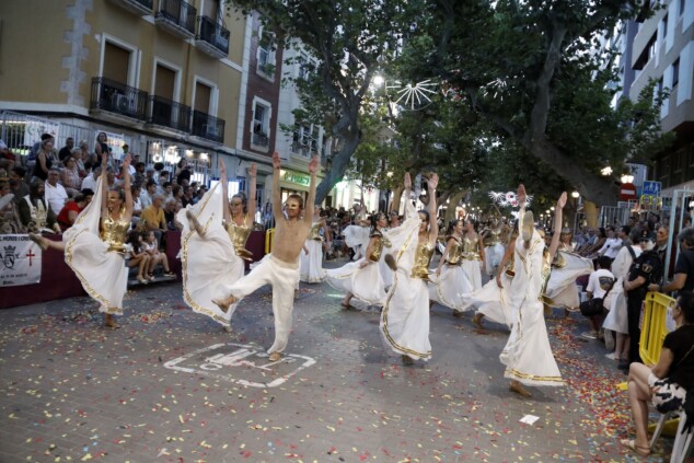 Los boatos de Cavallers de Me’n Fot y la filà Walies conquistan el centro de Dénia en su día grande 139 desfile de gala de los moros y cristianos 2026 de denia 136