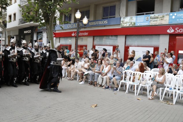 Los boatos de Cavallers de Me’n Fot y la filà Walies conquistan el centro de Dénia en su día grande 17 desfile de gala de los moros y cristianos 2026 de denia 14