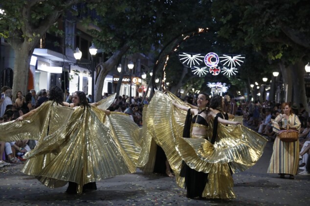 Los boatos de Cavallers de Me’n Fot y la filà Walies conquistan el centro de Dénia en su día grande 150 desfile de gala de los moros y cristianos 2026 de denia 147