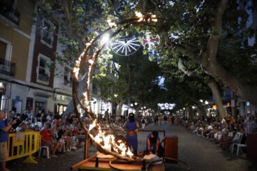 Espectáculo y fuego en pleno centro de Dénia durante el boato