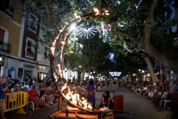 Espectáculo y fuego en pleno centro de Dénia durante el boato
