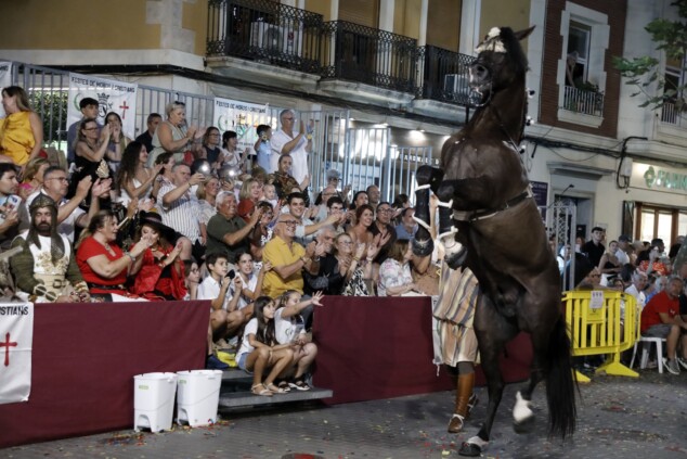 Los boatos de Cavallers de Me’n Fot y la filà Walies conquistan el centro de Dénia en su día grande 153 desfile de gala de los moros y cristianos 2026 de denia 150